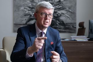 Povolenky nebudou, slibují ANO, SPD i Motoristé. Česko má raději platit pokuty - Novinky